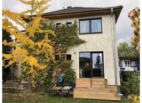 Haus im Herbst von hinten