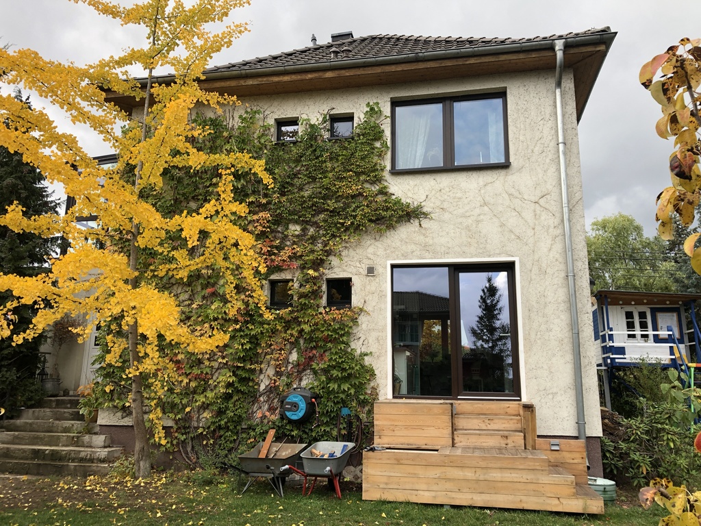Haus im Herbst von hinten