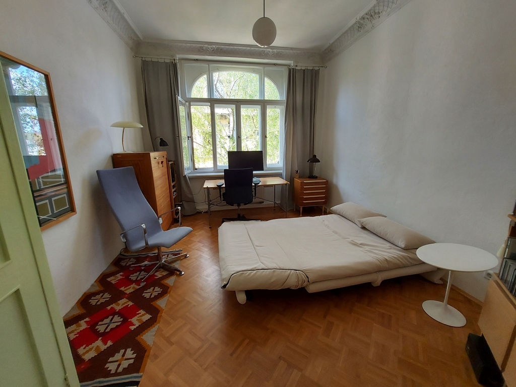 Schlafcouch und Arbeitsplatz