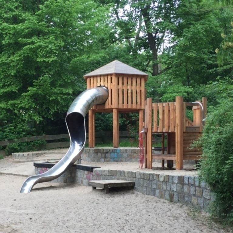 Spielplatz, 10 Minuten zu Fuß vom Haus entfernt, entlang am Teltowkanal