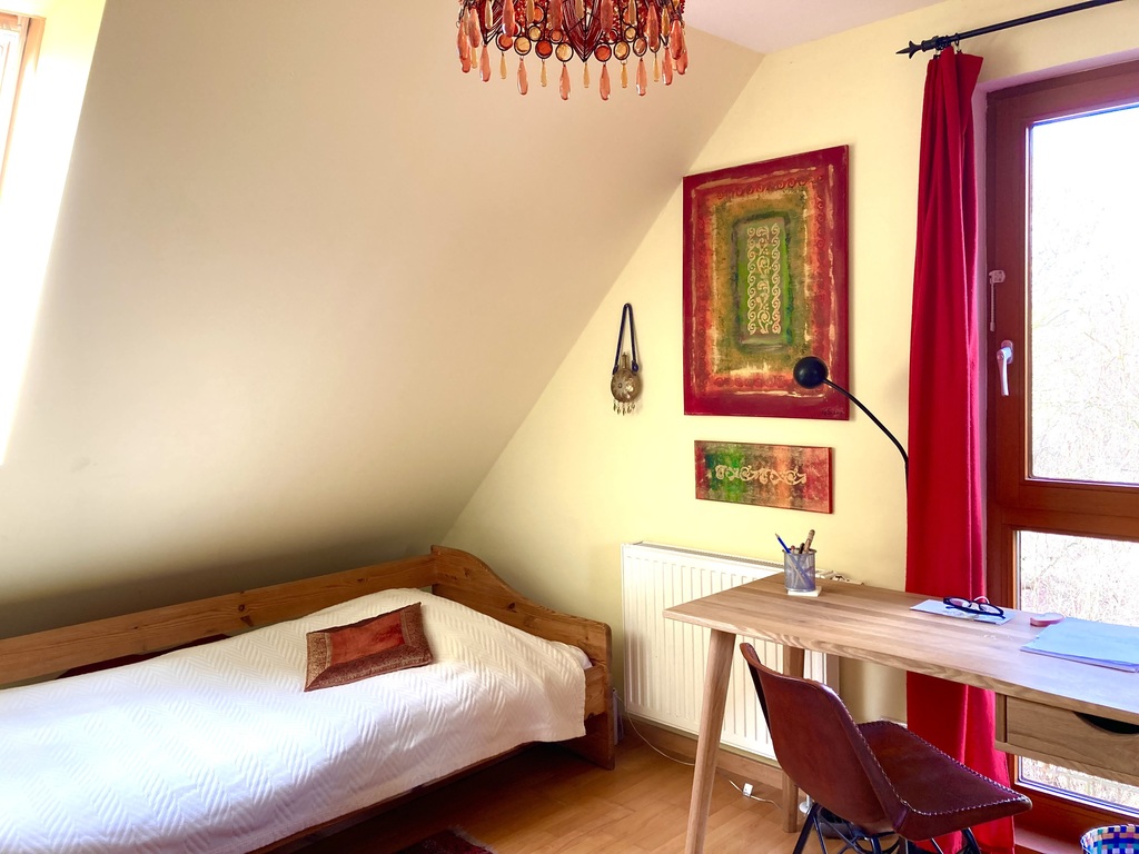 room with single bed