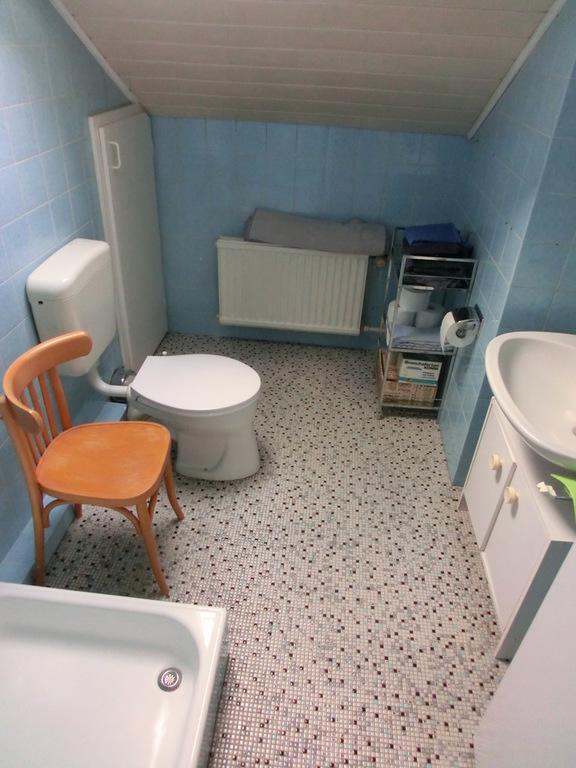 2. Bathroom 2. Floor