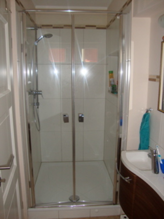 Dusche unten/ Shower downstairs/ Douche en bas