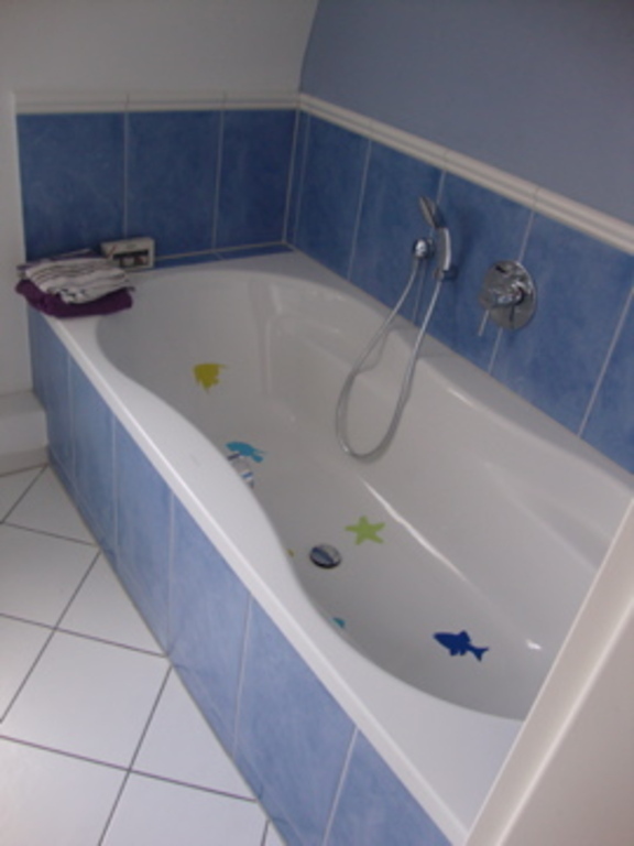Badezimmer oben/ Bathroom upstairs/ Salle de bains en haut (3)
