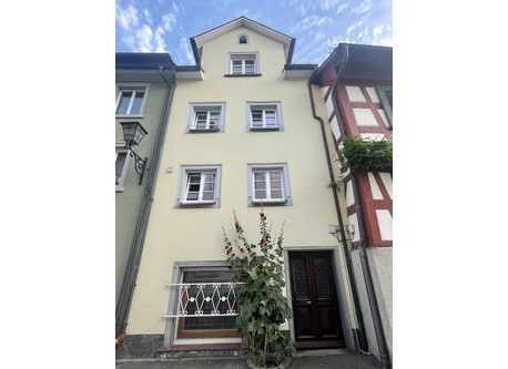 Hausfront zur Straße