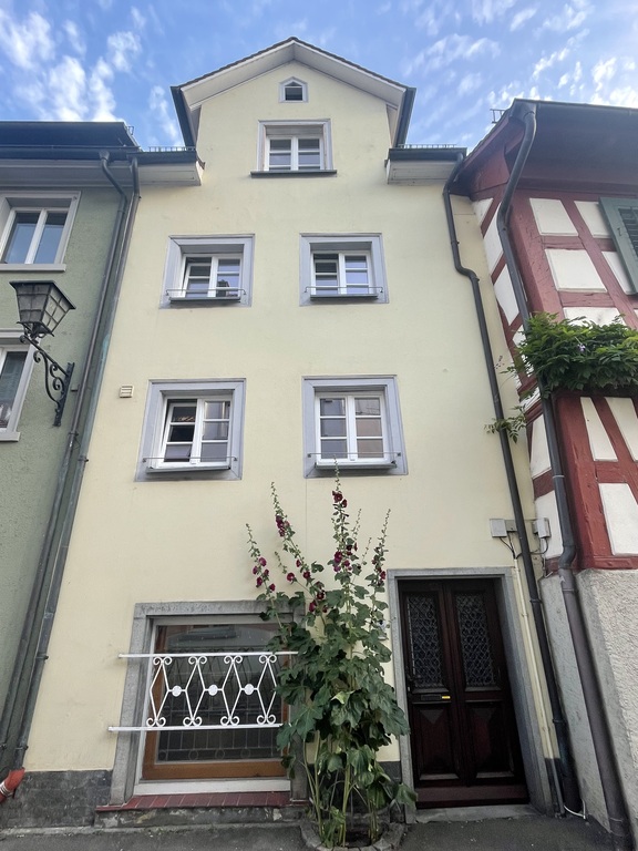 Hausfront zur Straße