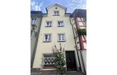 Hausfront zur Straße