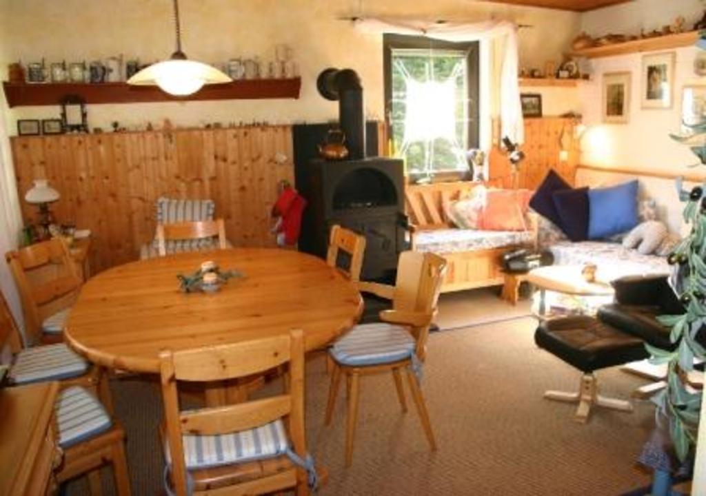 The living room with wood-burning stove / Das Wohnzimmer mit Holzofen