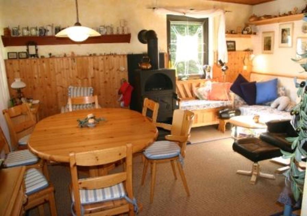 The living room with wood-burning stove / Das Wohnzimmer mit Holzofen