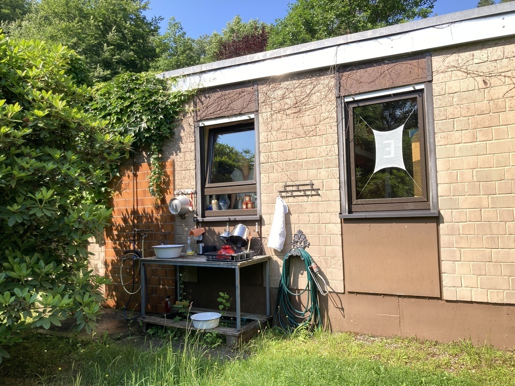 Warm outdoor shower and sink / Die warme Außendusche und Spüle
