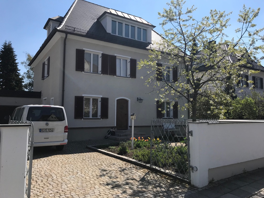 Front view of the house with our VW bus (seats 7)