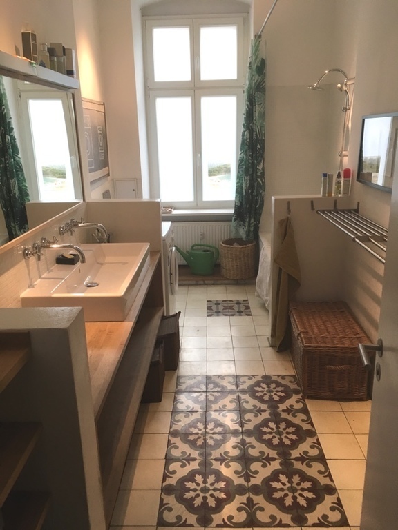 großes Bad, big bathroom