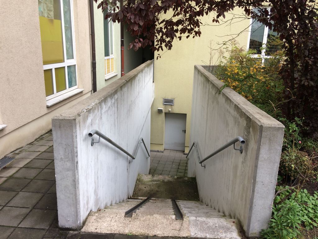 Zugang Fahrradkeller und li.Zugang Müllcontainer