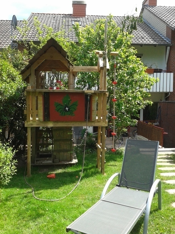 Garten mit Spielhaus