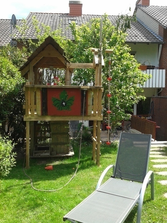 Garten mit Spielhaus