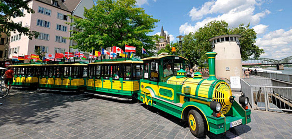 ...by (Diesel-)Train directly from the zoo to...