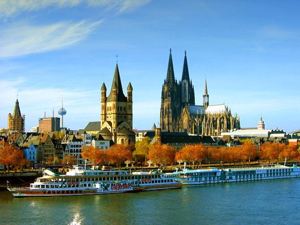 ...with a postcard-view to the Köln-Panorama with cathedral...