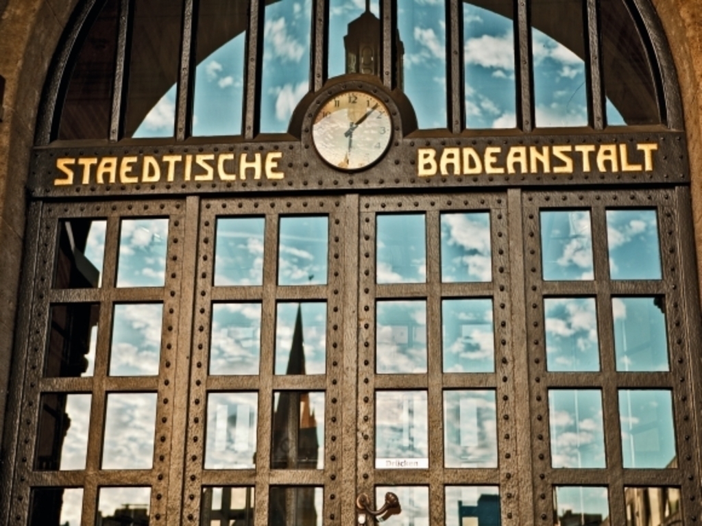 ...go into a bathhouse - one of Colonias legendary hot springs....