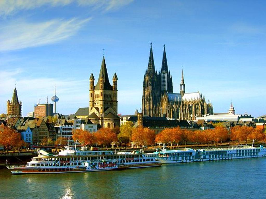 ...with a postcard-view to the Köln-Panorama with cathedral...