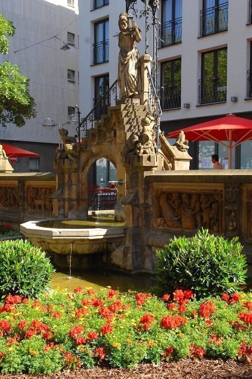 ...take a drink (a "Kölsch") at the Heinzelmännchen-fountain...