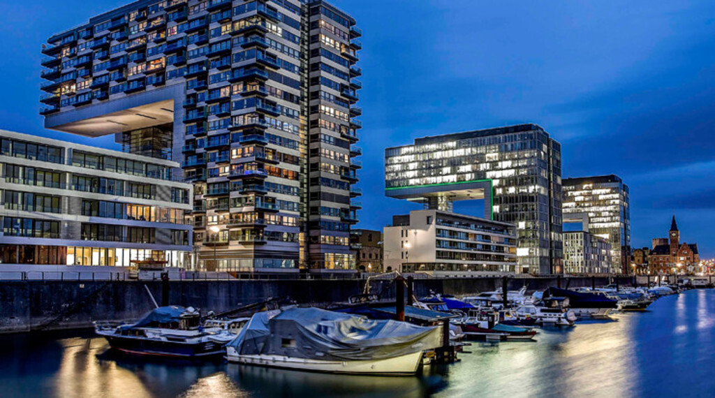 ...modern architecture: the three "Kranhäuser"...