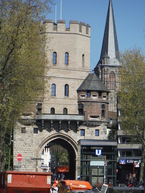 ...just 200 meter to Clodwigsplatz with the Severinstorburg...