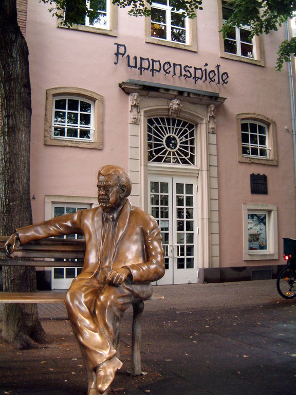 ...be enchanted by the traditional "Hännesche"-puppet-theatre...