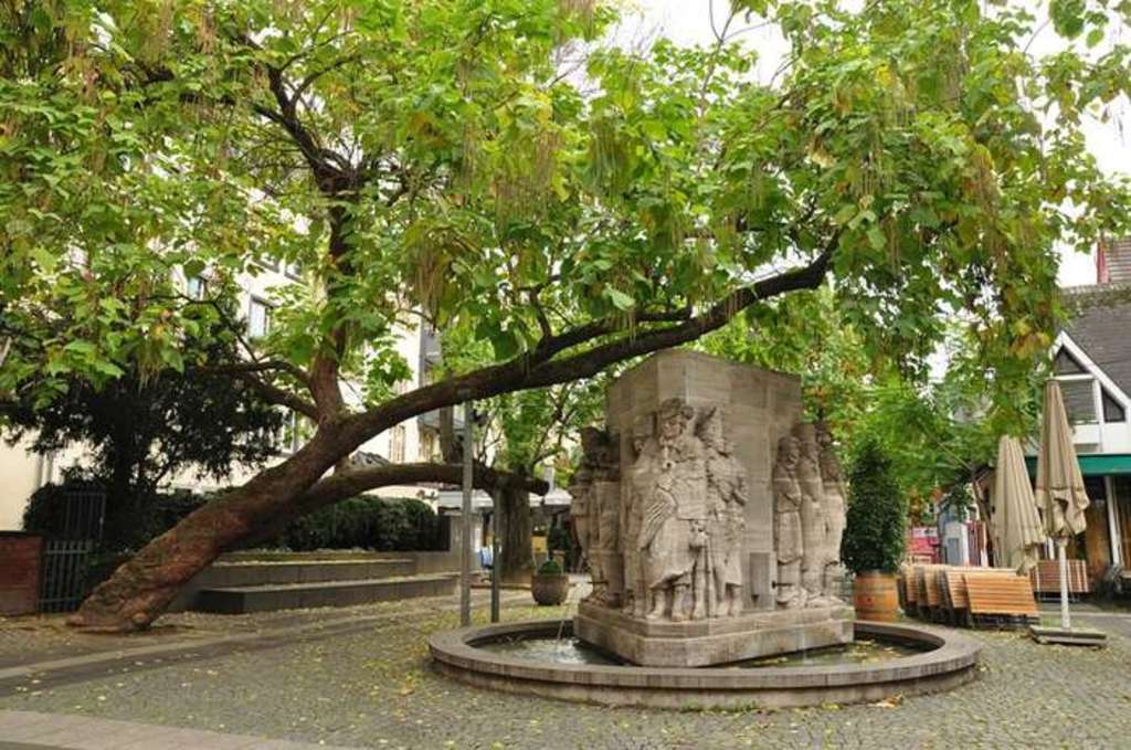 ...have a meal at the Ostermannplatz...