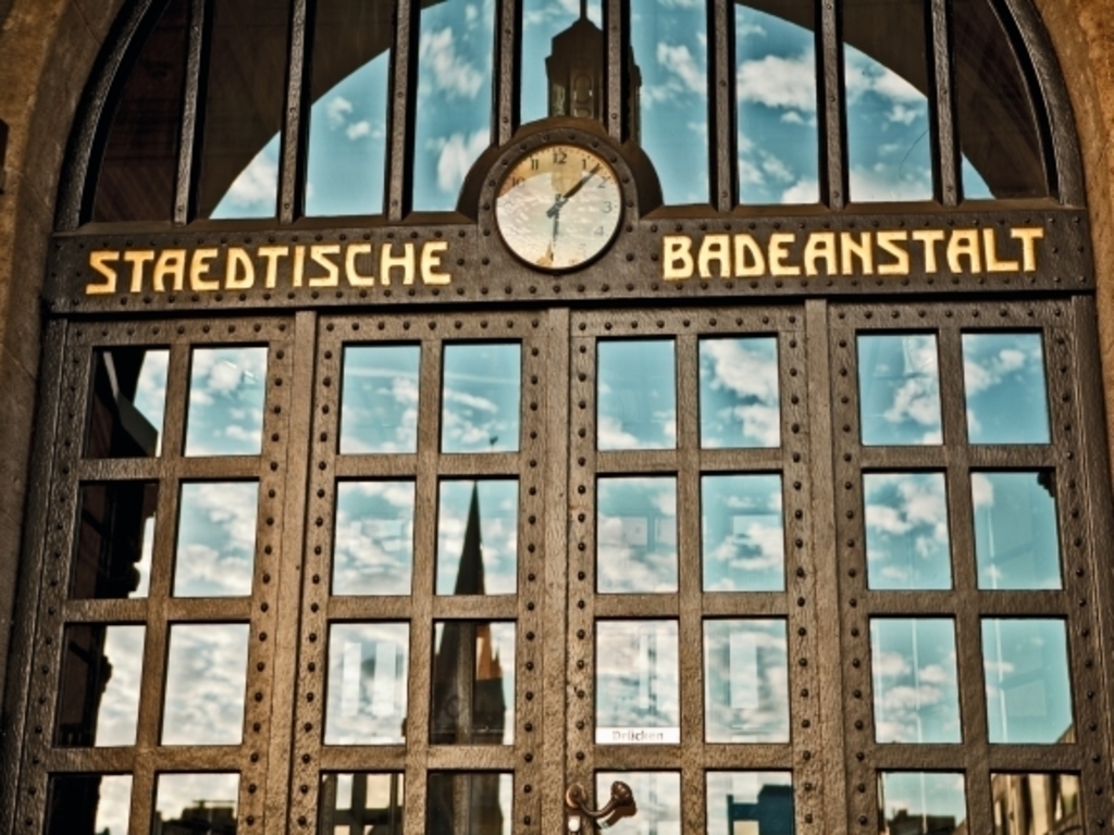 ...go into a bathhouse - one of Colonias legendary hot springs....