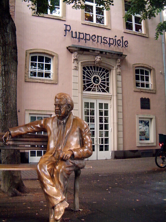 ...be enchanted by the traditional "Hännesche"-puppet-theatre...