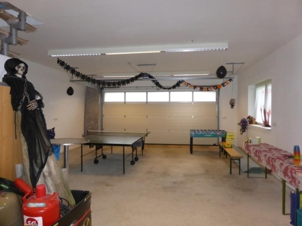 Garage with table tennis and football table / Garage mit Tischtennisplatte und Fussballkickertisch