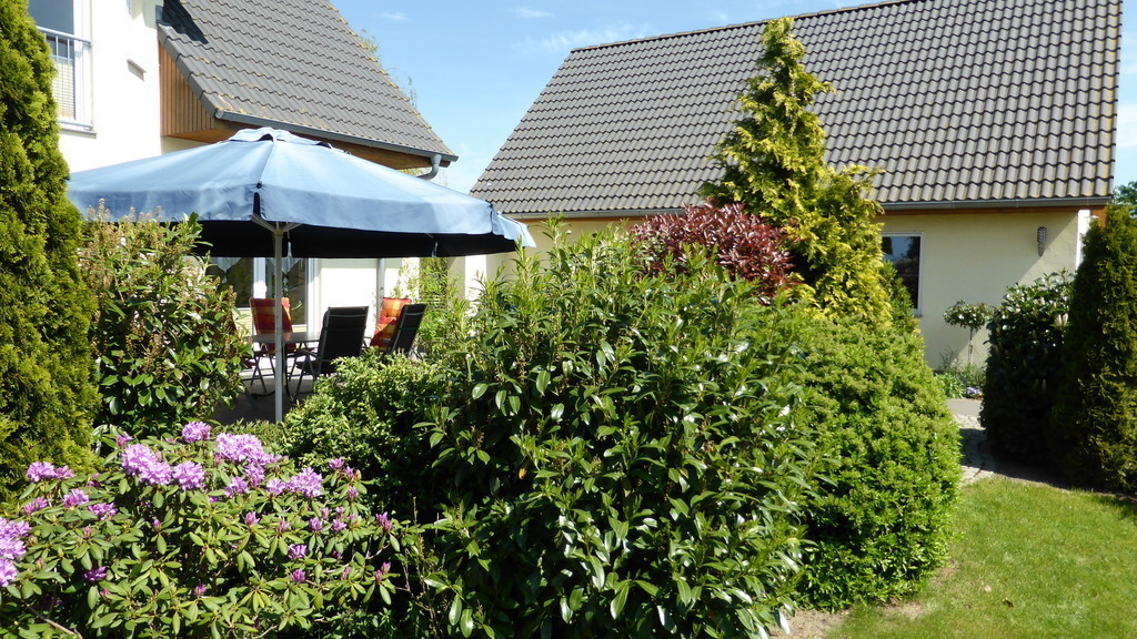 Sheltered terrace (Garden view) / Geschützte Terrasse (Gartensicht)