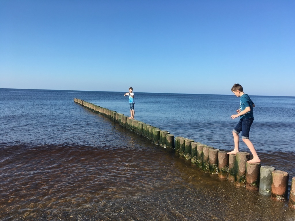 Playing at the beach / Spielen am Strand