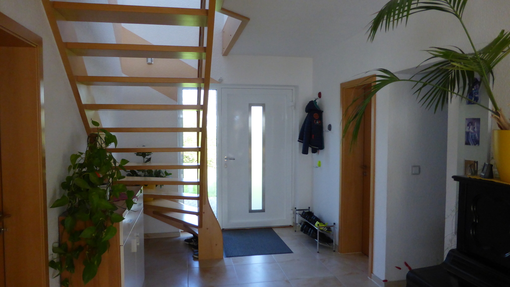 Main entrance to the house / Haupteingang zum Haus