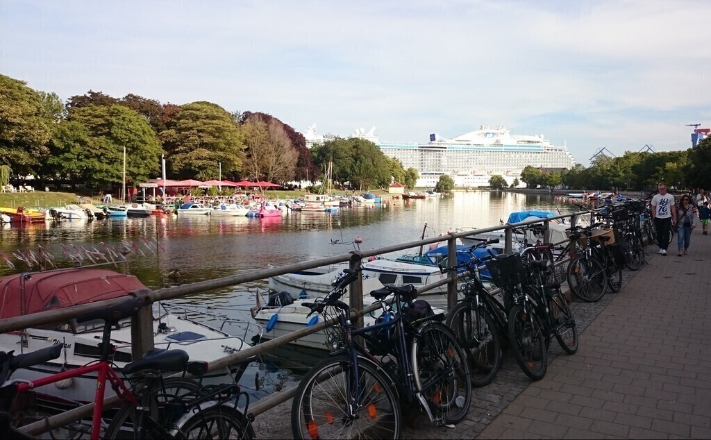 River front with cruise liner / Flusspromenade in Warnemünde mit Kreuzliner