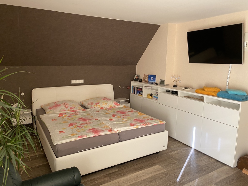 Master Bedroom / Schlafzimmer