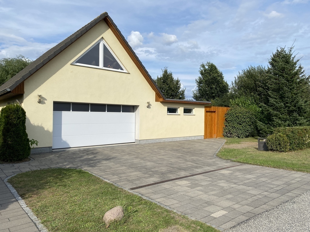 Garage and parking space / Garage und Parkplatz