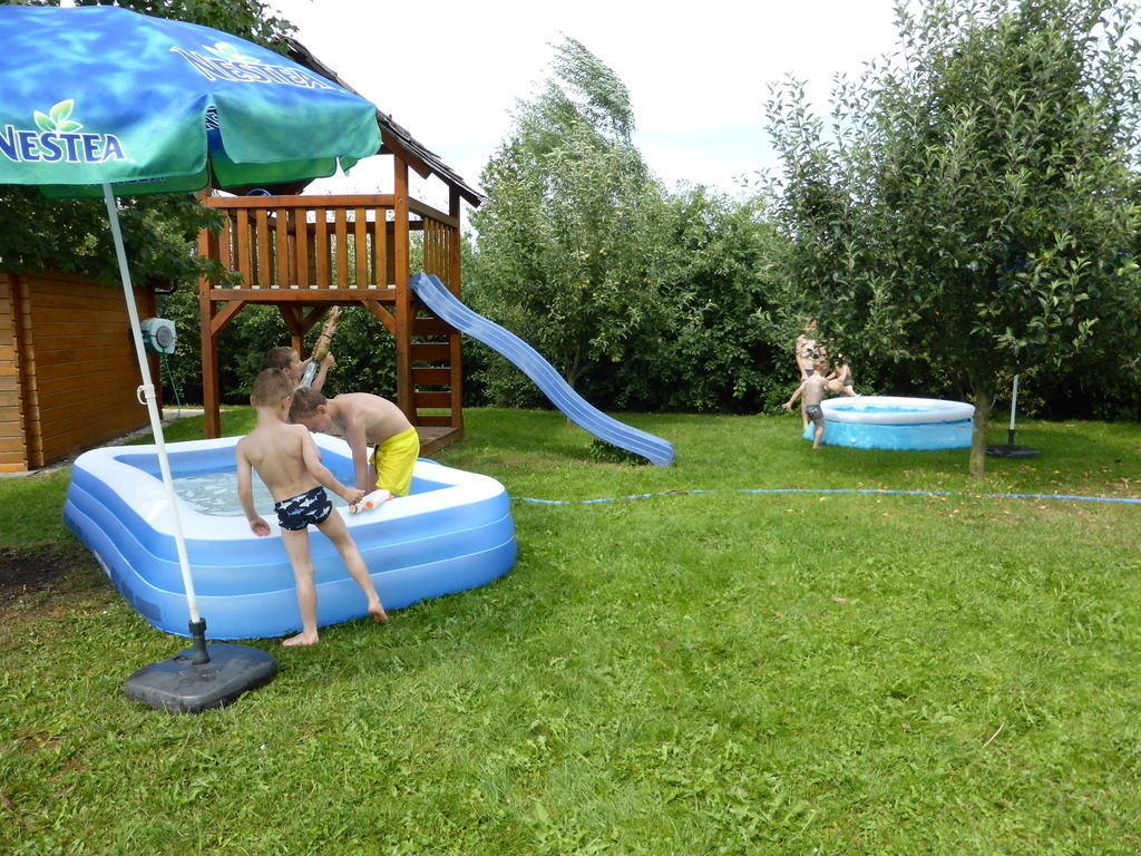 Swimming pools in the shade of the trees and shrubs / Schwimmingpools im Schatten der Bäume und Sträucher