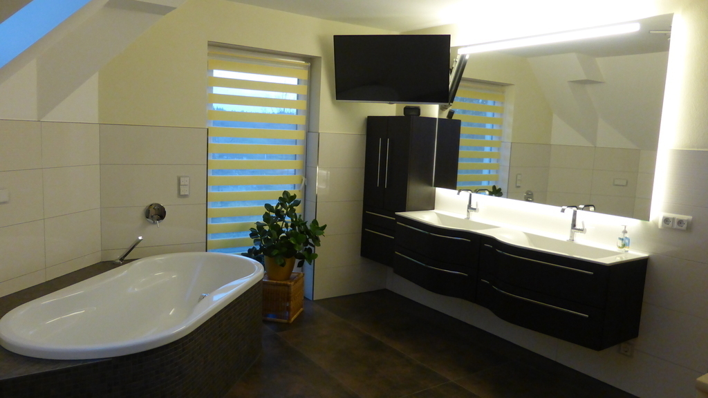 Bathroom on the upper floor / Badezimmer im Obergeschoss