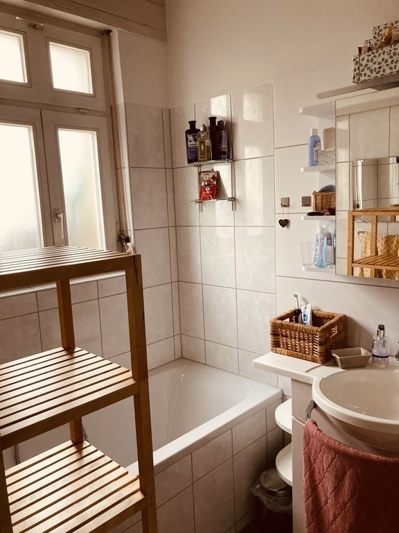 Bathroom 1 with tube