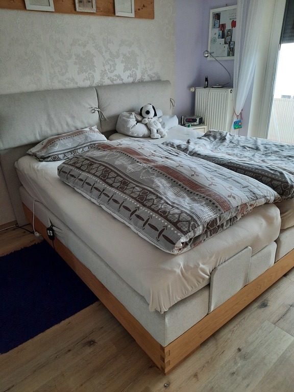 Schlafzimmer mit Boxspringbett