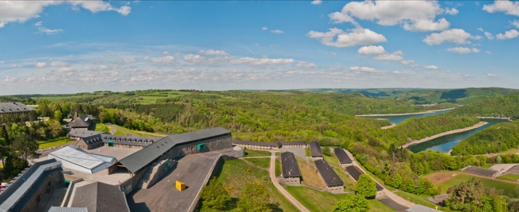 Vogelsang IP, ein riesiger Komplex, gebaut als NS-Ordensburg, heute ein beeindruckender Erinnerungsort; 60 km entfernt 