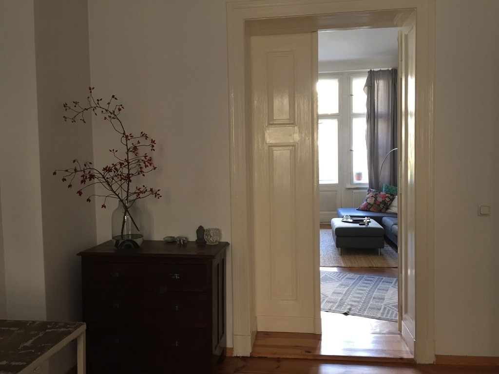 erstes Schlafzimmer/ first bedroom with the door to the livingroom