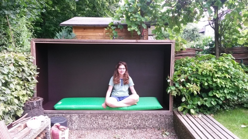 Weitere Sitzgelegenheit hinten im Garten / Further seating at the back of the garden