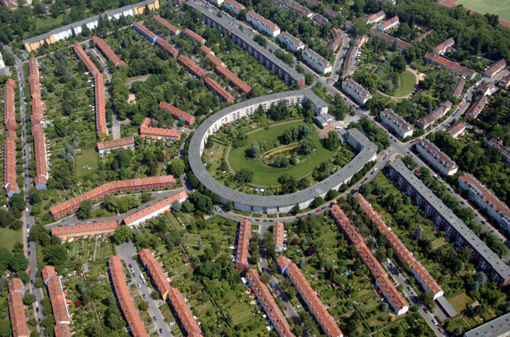 Hufeisensiedlung aus der Vogelperspektive / Bird's eye view of the "Horseshoe settlement"