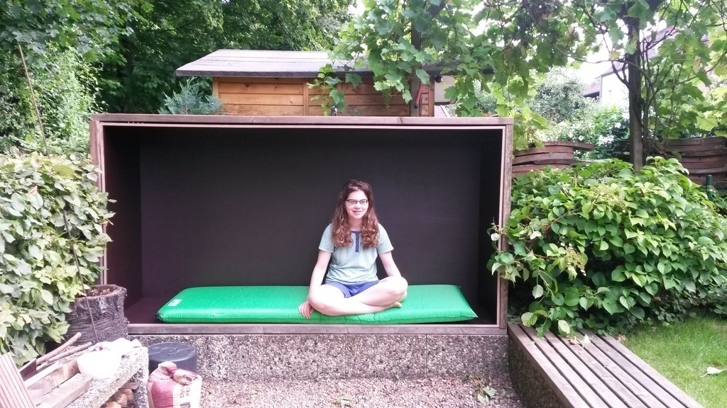 Weitere Sitzgelegenheit hinten im Garten / Further seating at the back of the garden