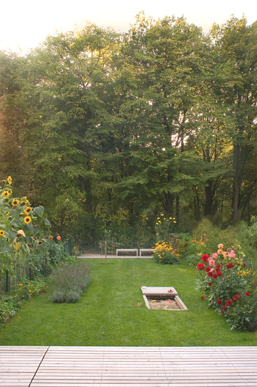 Unser Garten mit Sonnenterrasse / Our garden with sun terrace