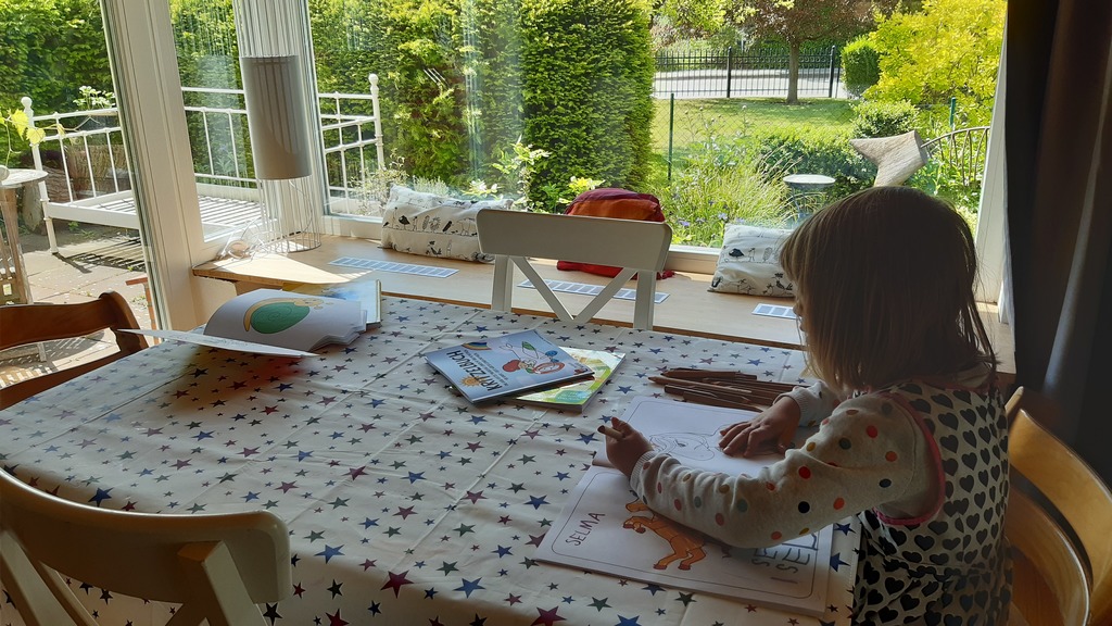 sunny dinner table for up to six persons