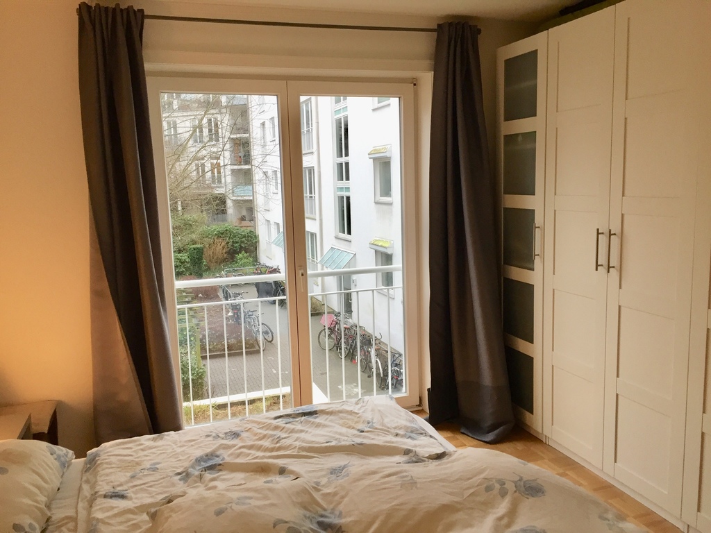 main bedroom (kingsize bed)