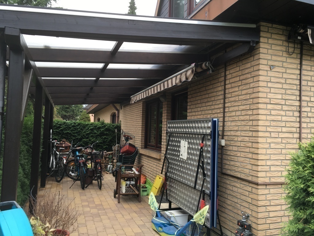 überdachte Terrasse mit Fahrrädern und Tischtennisplatte/Roofed patio with bicycles and table tennis